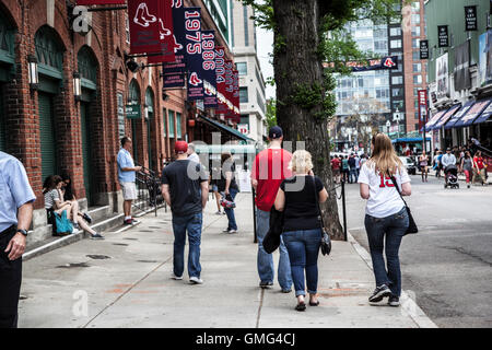 Fans sammeln auf Yawkey Weg im Fenway Park in Boston Red Sox Stockfoto