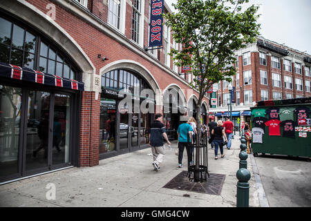 Fans sammeln auf Yawkey Weg im Fenway Park in Boston Red Sox Stockfoto