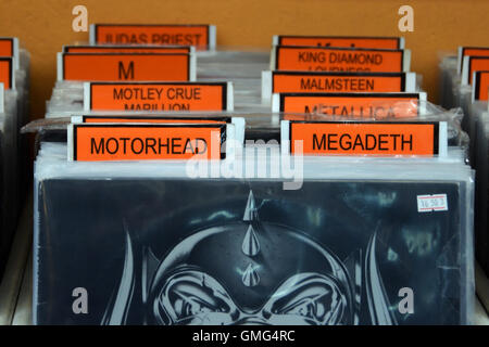 Abschnitt "Heavy Metal" am gebrauchten Vinyl-Platte zu speichern. Hard Rockmusik aus den 1980er Jahren. Stockfoto