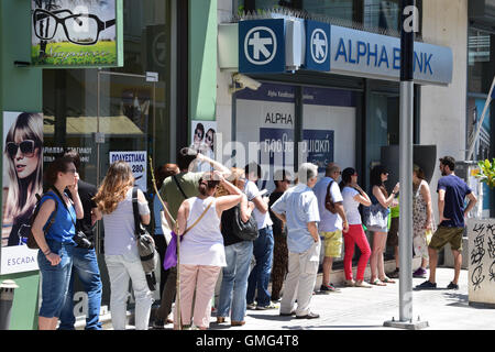 Schlange von Menschen, die darauf warten, geschlossene Bank Bargeld Geld abheben, die ATM-Hauptstadt während der griechischen Finanzkrise kontrolliert. Stockfoto