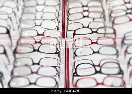 Presbyopie und Kurzsichtigkeit Brille Hintergrund zu lesen. Abstrakte Zentrum vor Ort Unschärfe Tiefenschärfe. Stockfoto