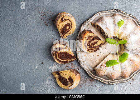 Zebra Bundt Kuchen in Stücke schneiden und Blätter Minze Stockfoto