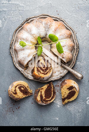 Zebra Bundt Kuchen in Stücke schneiden und Blätter Minze Stockfoto