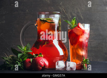 Hausgemachte Erdbeer Minze Limonade auf dunklem Holz Stockfoto
