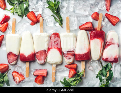 Erdbeer-Joghurt Eis Eis am Stiel mit Minze Stockfoto