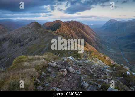 Letzter Abend Sonnenlicht auf dem Aonach Eagach Grat hoch über Glen Coe, Schottisches Hochland, Schottland Stockfoto