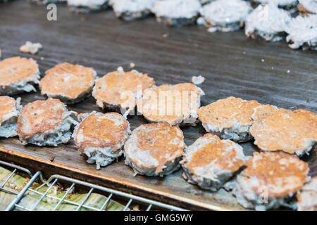 Kanom Babin Thai Dessert Art Pfannkuchen aus Kokosnuss, Maranta-Stärke und Klebreismehl hergestellt Stockfoto