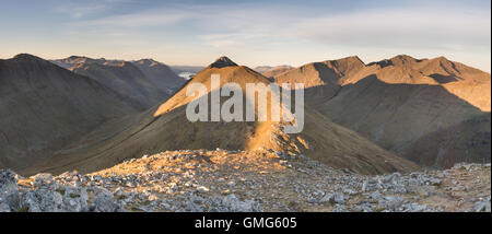 Panorama der Buachaille Etive Beag, Glen Etive, Lairig Eilde und Bidean Nam Bian, Schottisches Hochland, Schottland Stockfoto