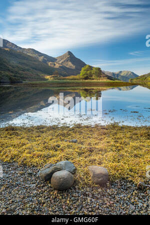 Sgorr Na Ciche oder Pap Glencoe spiegelt sich in Loch Leven, Schottisches Hochland, Schottland Stockfoto