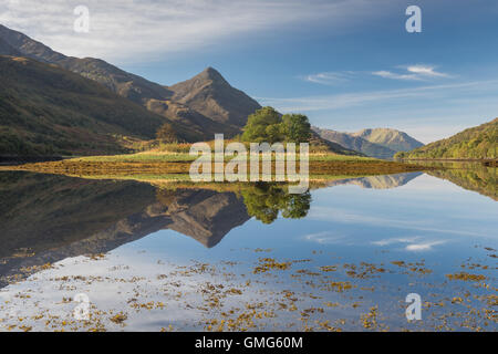 Pap von Glencoe spiegelt sich in Loch Leven, Schottisches Hochland, Schottland Stockfoto