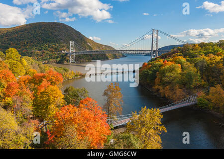 Die Bear Mountain Bridge, CSX Eisenbahn-Brücke und Popolopen Creek Hängebrücke im Herbst in der Nähe von Fort Montgomery, New York. Stockfoto