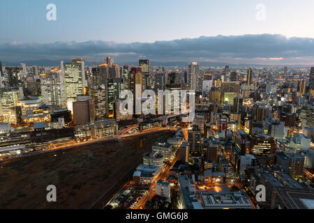Osaka, Japan - 27. November 2015: Osaka Skyline-Blick vom Umeda Sky Building. Osaka ist eine bestimmte Stadt in der Kansai-regio Stockfoto