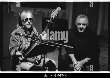 LOS ANGELES, CA: JOHNNY CASH, Tom Petty, Mike Campbell, Marty Stuart, Benmont Tench, Juni Carter Bargeld und Rick Rubin fotografiert während der Aufnahmen für Johnny Cash "Unchained" CD produziert von Rick Rubin. Fotografiert in den Sound City Studios Stockfoto