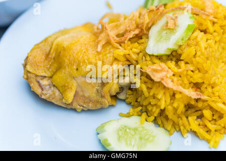 Chicken Biryani mit grünen Chutney.khao Mok ('Khao Mok' ist die Thai-muslimische Version der indischen Biryani mit duftenden gelben Reis. Stockfoto