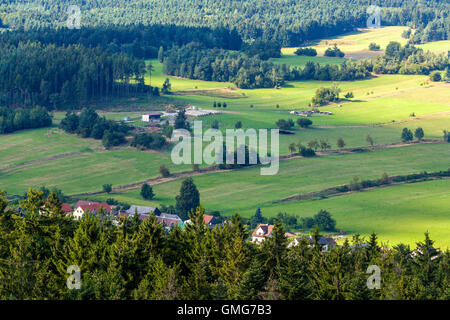 Luftaufnahme von Lookout U Jakuba tschechische Landschaft als Böhmisches Kanada bekannt. Touristischer Ort. Blick auf Wald, Felder, Wiesen und Stockfoto