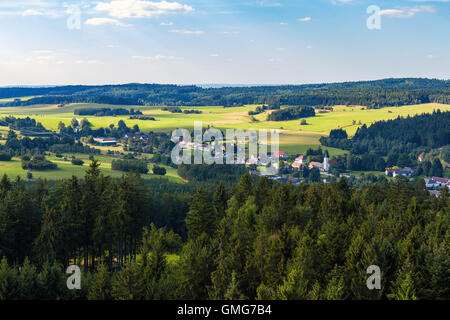 Luftaufnahme von Lookout U Jakuba tschechische Landschaft als Böhmisches Kanada bekannt. Touristischer Ort. Blick auf Wald, Felder, Wiesen und Stockfoto