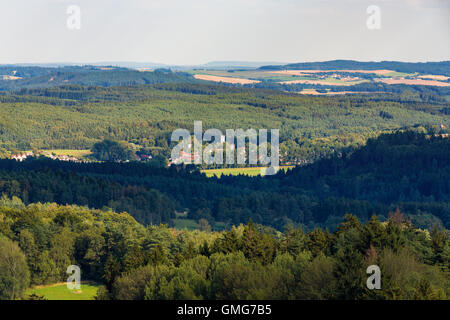 Luftaufnahme von Lookout U Jakuba tschechische Landschaft als Böhmisches Kanada bekannt. Touristischer Ort. Blick auf Wald, Felder, Wiesen und Stockfoto