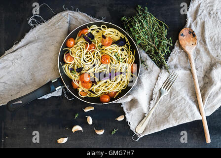 Pasta Spaghetti mit Pesto-Sauce, Basilikum, Cherry-Tomaten, Knoblauch und Thymian Stockfoto