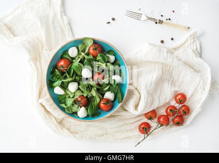 Frühlingssalat mit Feldsalat, Mozzarella und Cherry-Tomaten Stockfoto