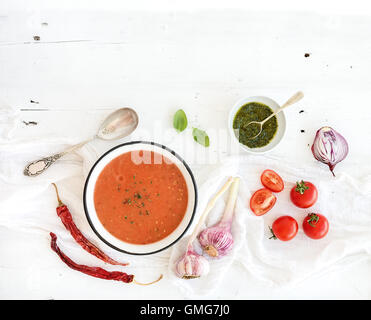 Gazpacho-Suppe in rustikalen Metallschale mit frischen Tomaten, grüne Sauce, Chili, Knoblauch und Basilikum Stockfoto