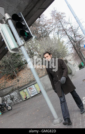 Fußgänger wird auf eine grüne Ampel die Straße überqueren Stockfoto