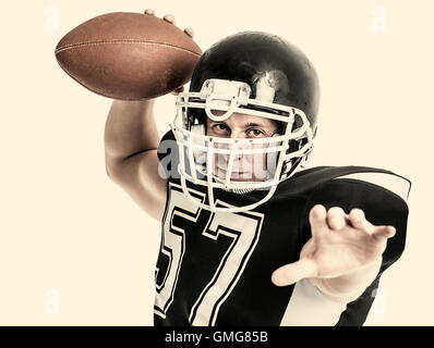 US-amerikanischer American-Football-Spieler Nahaufnahme auf weißem Hintergrund. Getönten Foto. Stockfoto