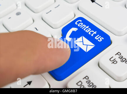 Finger, mit Kontakt Schaltfläche auf einer PC-Tastatur. Customer Services Konzept. Stockfoto