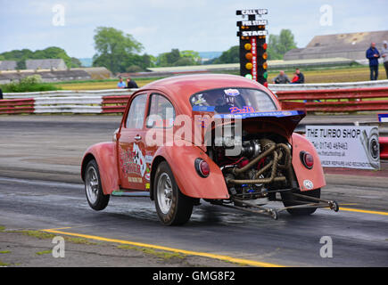 maßgeschneiderte Käfer Machenschaften zu Beginn des Drag Race Drag Raceway York Yorkshire Großbritannien verfolgen Stockfoto