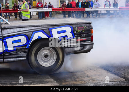 Drag-Racing-Auto-Rad Spinnen zur Erzeugung von Wärme im Reifen, Griff, York Drag Raceway erhöhen verfolgen Yorkshire Vereinigtes Königreich Stockfoto