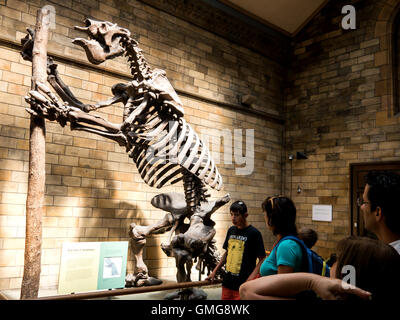 Touristen schauen Sie sich das Fossil eines riesigen Boden Faultiere - Megatherium im Natural History Museum in London Stockfoto