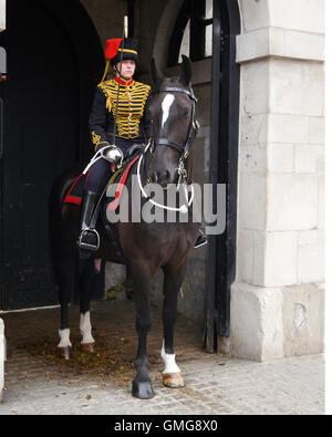 Ein weibliches Mitglied des Kings Troop Royal Horse Artillery bildet einen Teil der Königinnen Life Guard bei Horse Guard Parade, London Stockfoto