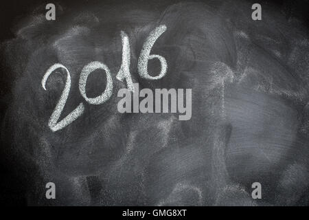 Reihe 2016 auf staubigen Schulbehörde mit weißer Farbe Kreide geschrieben Stockfoto