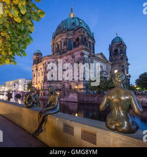 Drei Mädchen und ein Junge, Skulpturen von Wilfried Fitzenreiter, Spree Riverside, Kuppel, Kathedral, Berlin Stockfoto