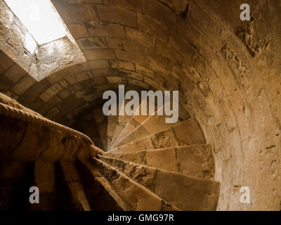 Die wichtigsten steinerne Wendeltreppe innerhalb der Bergfried der mittelalterlichen Portchester Castle Stockfoto