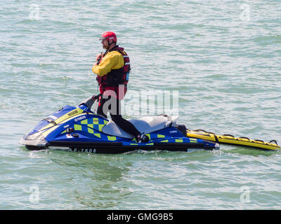 RNLI Rettungsschwimmer auf einem Jetski Patrouillen den Strand von Southsea, Portsmouth, England Stockfoto