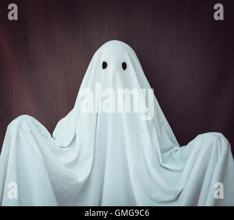 White Ghost auf grauem Hintergrund. Halloween-Symbol. Stockfoto