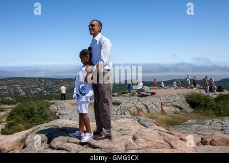 US-Präsident Barack Obama mit Tochter Sasha nimmt in der Ansicht bei Cadillac Mountain im Acadia National Park 16. Juli 2010 in Bar Harbor, Maine. Stockfoto