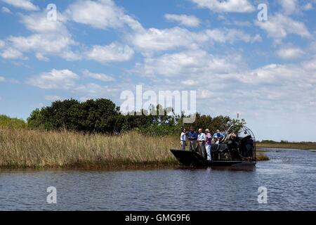 US-Präsident Barack Obama Touren den Everglades National Park in einem Airboat 23. April 2012 in Homestead, Florida. Stockfoto
