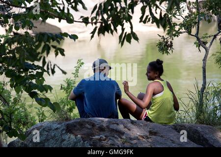 US-Präsident Barack Obama sitzt mit Tochter Sasha während eines Besuchs nach Great Falls National Park 29. Juni 2014 in Great Falls, Virginia. Stockfoto