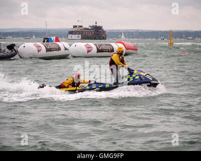 RNLI Rettungsschwimmer reitet auf einem Rettungs-Brett gezogen von einem Jetski im Solent, aus Sothsea, Portsmouth, England Stockfoto