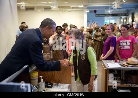 US-Präsident Barack Obama begrüßt freiwillige während eines Besuchs der Frauenrechte nationaler historischer Park Visitors Center 22. August 2013 in Seneca Falls, New York. Stockfoto