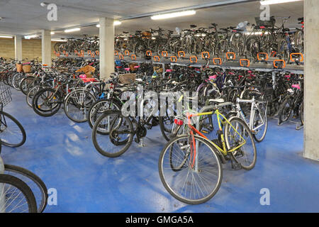 Innenministerium ein neues mehrstöckiges Bikepark in Cambridge, UK. Bestandteil der Ibis Hotel Entwicklung neben Cambridge Bahnhof Stockfoto