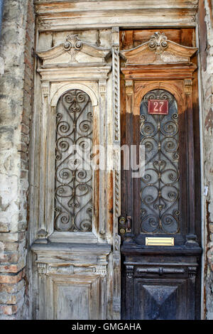 Die alte Eingangstür zum Haus in der Stadt. Stockfoto