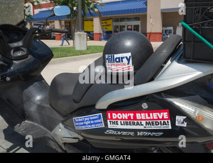Hillary für Gefängnis Aufkleber auf dem Motorrad. Stockfoto