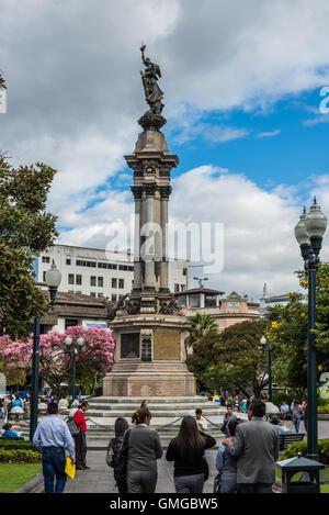 Denkmal für die Helden der Unabhängigkeit auf Plaza Grande in historischen Altstadt Quito, Ecuador. Stockfoto