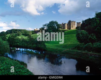 Fluß Aln & Alnwick Castle, Northumberland: stark restauriert Grenze Festung stammt aus normannischer Zeit, Heimat der Herzöge von Northumberland. Stockfoto