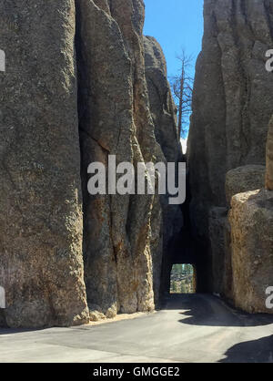 Schatten verstecken das Detail eine einspurige Tunnel auf der Autobahn Nadeln. Stockfoto