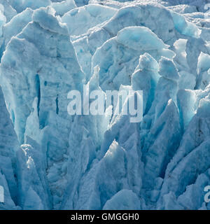 Das Blau des Gletschereis wird durch hinterleuchtete Sonnenschein intensiviert. Stockfoto