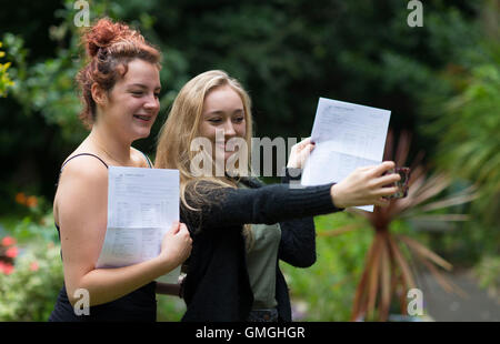 Weibliche Studenten sammeln ihre GCSE-Ergebnisse an einer Schule. Stockfoto