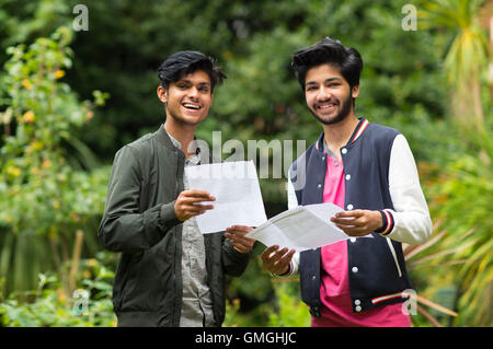 Männliche Studenten sammeln ihre GCSE-Ergebnisse an einer Schule. Stockfoto